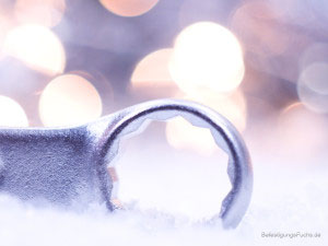 Ringschlüssel mit weihnachtlichem Hintergrund