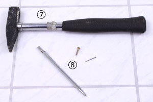 Hammer, Anreißnadel und Nagel bzw. Schraube