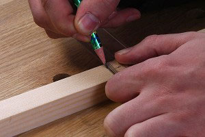 Holzleiste mit Bleistift anzeichnen