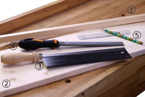 Holzplatte, Säge und Feile