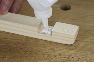 Leim für die Verbindung auftragen