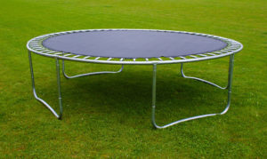 Trampolin gegen Sturm sichern 1 Trampolin auf Wiese