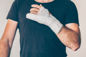 Mann mit Handverletzung