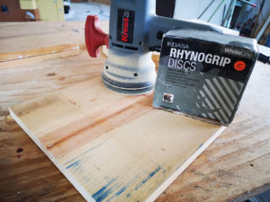 Kampf der Corona-Langeweile - Schneidebrett aus Holz selber bauen 3 Holz mit Schleifmaschine