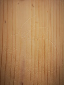 Häschenkontur auf Holz