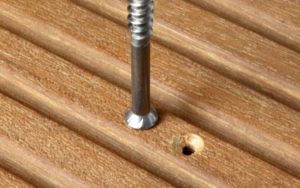 Vorgebortes und vorgesenktes Loch mit Schraube