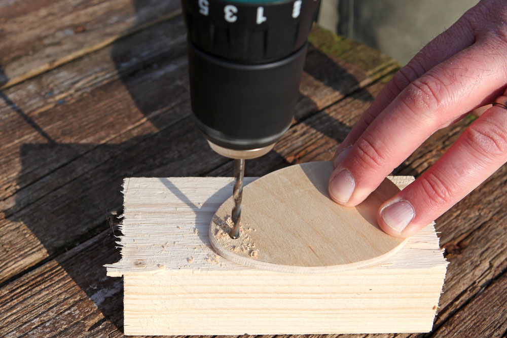 Osterdeko aus Holz basteln 3 Bohrloch