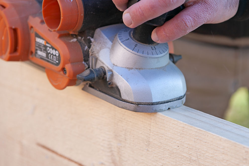 Stabile Tischplatte aus Holzbohlen selber bauen 2 hobel