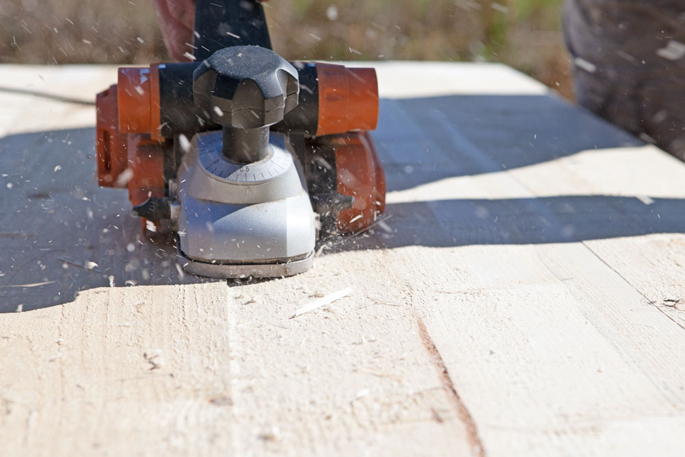 Stabile Tischplatte aus Holzbohlen selber bauen