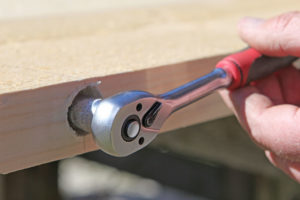 Stabile Tischplatte aus Holzbohlen selber bauen 8 gewindestangen festziehen