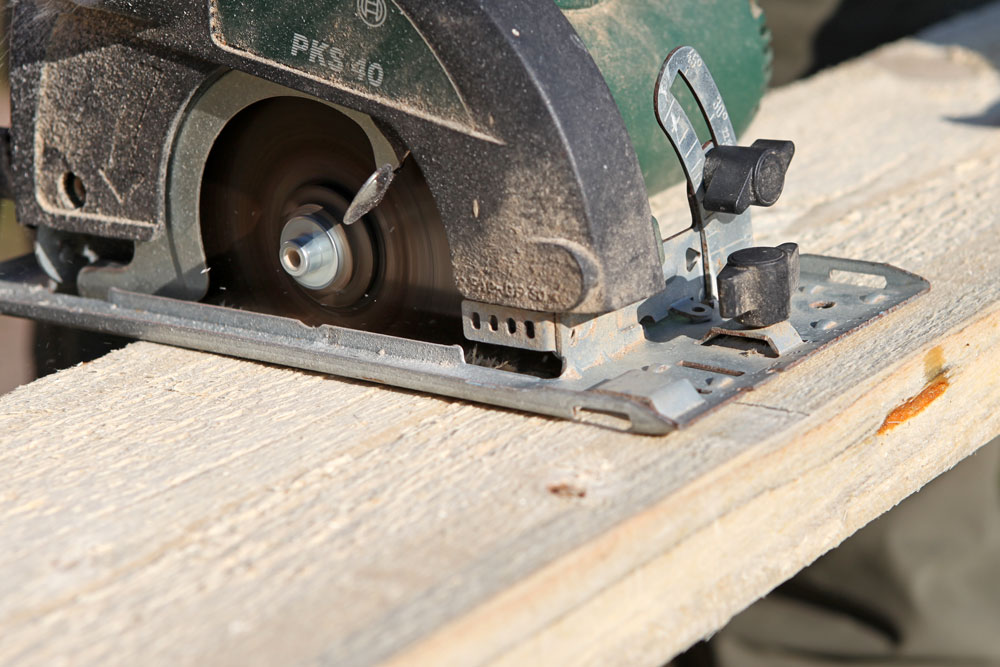 Stabile Tischplatte aus Holzbohlen selber bauen 1 tischplatte saegen