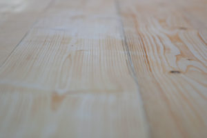 Stabile Tischplatte aus Holzbohlen selber bauen 11 tischplatte fertig gehobelt