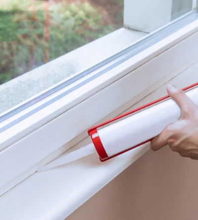 Fenster wird abgedichtet mit Silikon