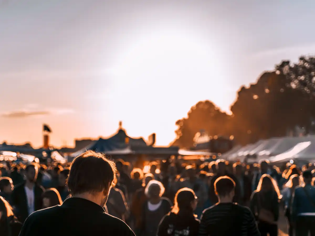 festival im sonnenuntergang
