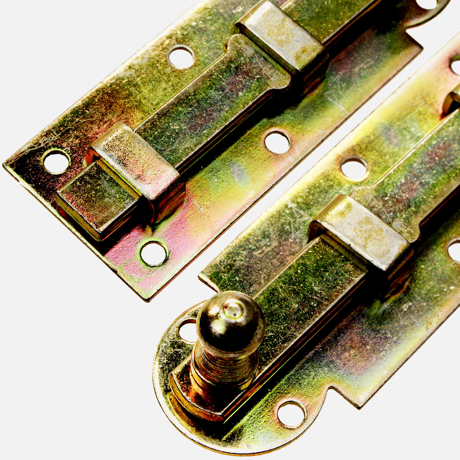 gelb verzinkter Fensterriegel aus unterschiedlichen Perspektiven